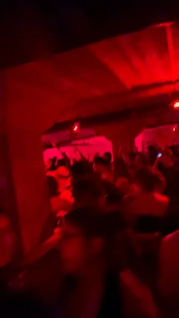 The floor, hands up